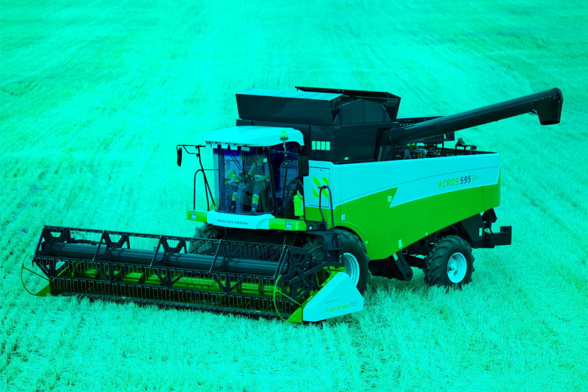 Зерноуборочный комбайн Ростсельмаш Акрос 595 убирает пшеницу в поле